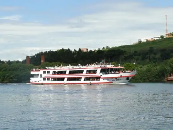 De beweging van de boot op de rivier