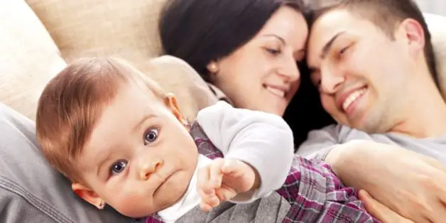 Liefhebbende ouders met een kind